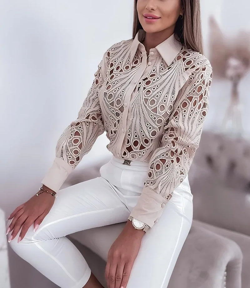 Blusa Feminina Elegante em Renda com Manga Longa – Hollow Design, 2026 Primavera/Outono  Design moderno com detalhes em renda e partes vazadas (hollow), conferindo sofisticação e estilo  Manga longa, ideal para conforto e looks elegantes