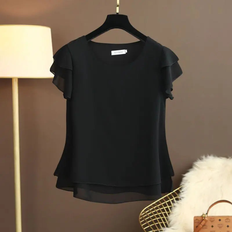 Blusa feminina elegante em chiffon leve com estampa listrada, corte slim fit e mangas longas. Com gola alta e fechamento frontal com botões, é perfeita para looks