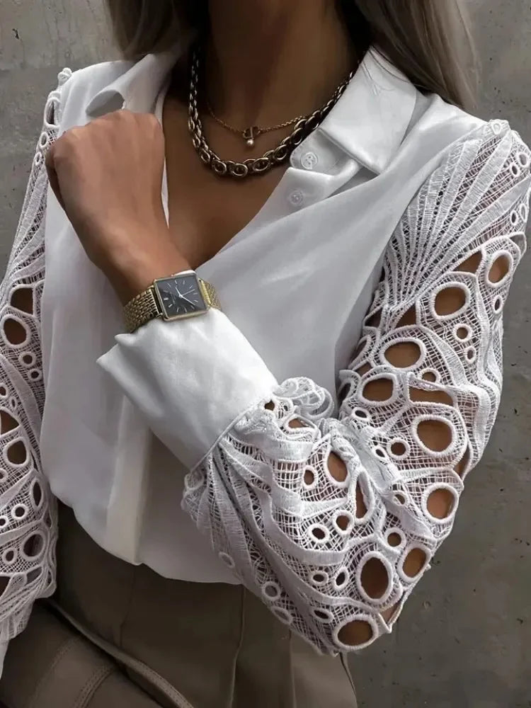 Blusa Feminina Sexy em Renda com Detalhes Vazados – Botões Frontais, Manga Longa, Estilo Vintage  Design elegante com renda branca e detalhes vazados que adicionam um toque sexy e sofisticado