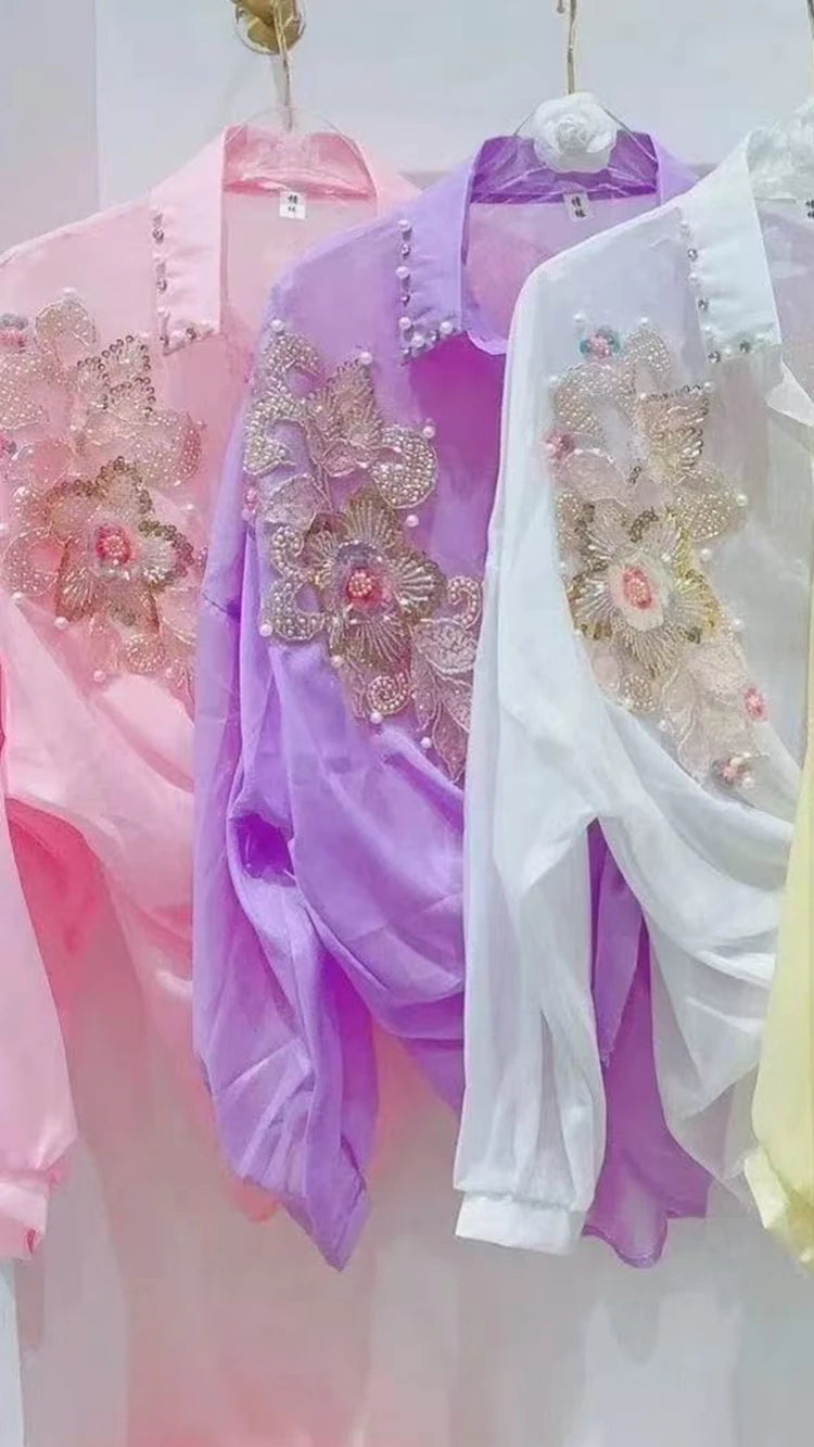 Blusa Feminina de Verão 2026 com Bordado de Flores em Paetês – Manga Longa e Fechamento Simples