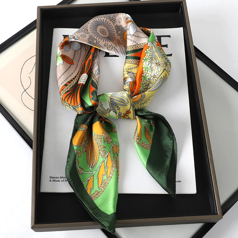 Lenço sofisticado em seda macia, ideal para usar no pescoço, como faixa de cabelo, bandana, hijab de praia, foulard ou acessório de bolsa. Um toque elegante e versátil que transforma qualquer look.