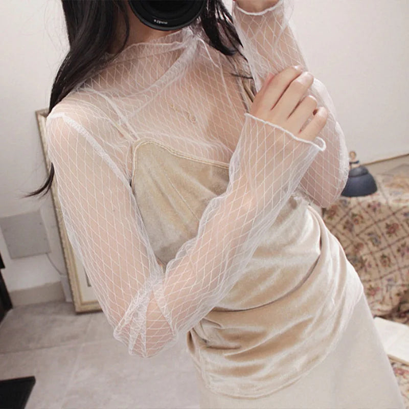 Blusa feminina elegante em renda e tule transparente, com gola alta (turtleneck) e mangas longas. Modelo justo e moderno, perfeito para looks casuais ou para sobreposição em composições sofisticadas