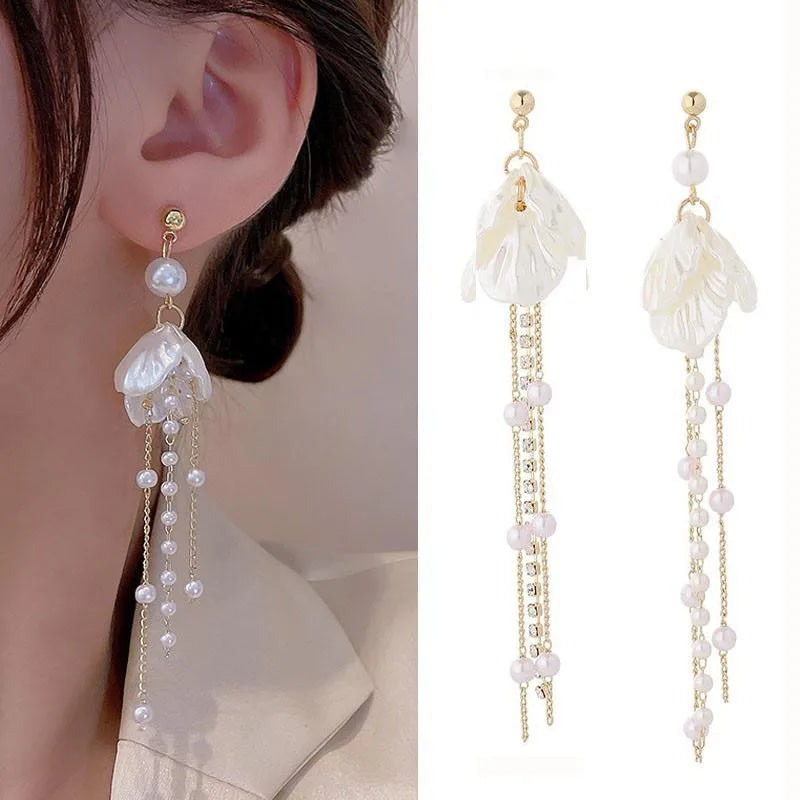 Elegantes brincos femininos com agulha em prata 925, pérolas delicadas e tassel moderno, com detalhes em zircônia. Tendência de moda coreana, perfeitos para complementar looks sofisticados e ocasiões especiais com luxo e brilho.