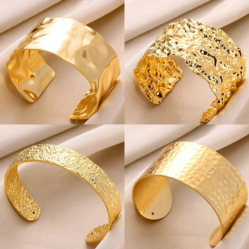 Bracelete Feminino Clássico com Padrão Relevo – Pulseira Cuff em Aço Inoxidável Dourado, Presente Elegante