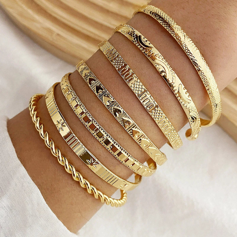 onjunto de 7 Pulseiras Punk Femininas – Douradas com Estampa de Coração, Braceletes Abertos de Metal, Streetwear Goth, Acessórios de Moda 2024