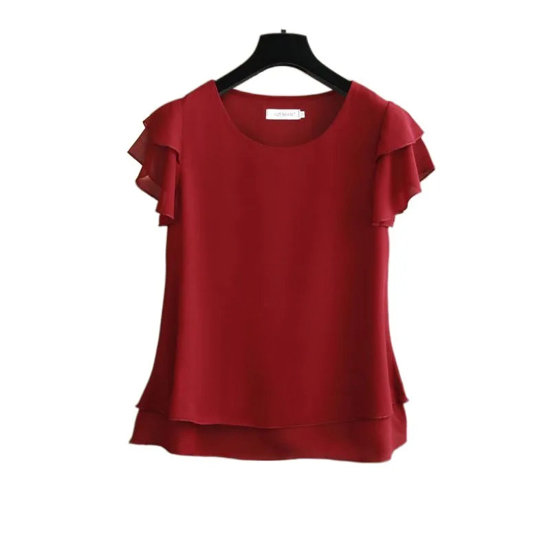Blusa feminina elegante em chiffon leve com estampa listrada, corte slim fit e mangas longas. Com gola alta e fechamento frontal com botões, é perfeita para looks