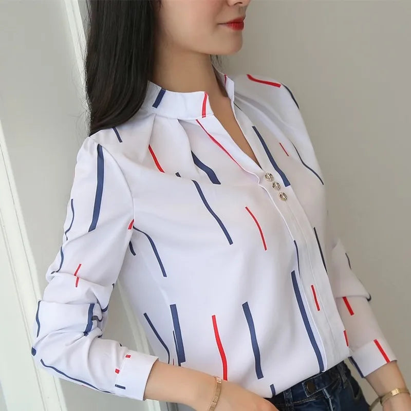 Blusa feminina elegante em tecido leve, com estampa listrada e mangas longas. Corte slim fit, perfeita para o escritório, reuniões ou looks casuais-chiques.