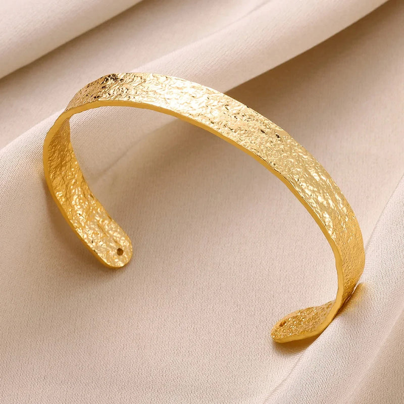 Bracelete Feminino Clássico com Padrão Relevo – Pulseira Cuff em Aço Inoxidável Dourado, Presente Elegante