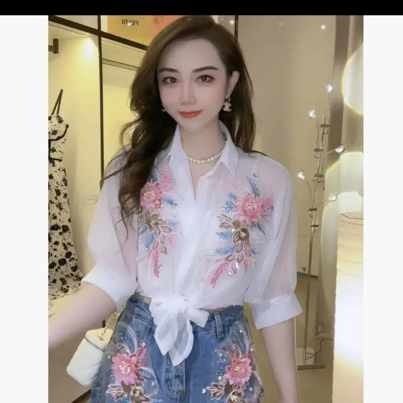 Blusa Feminina Casual 2024 – Chiffon com Bordado 3D de Flores, Paetês e Miçangas – Proteção Solar – Meia Manga