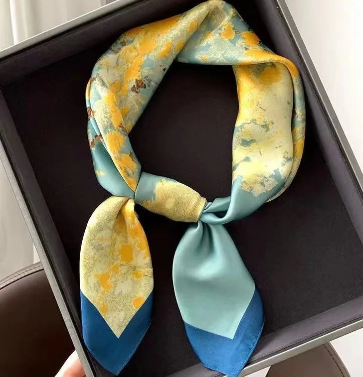 Lenço de Seda Quadrado 70x70cm – Estampa Luxuosa Feminina Lenço fashion em cetim macio, ideal para usar como faixa de cabelo, acessório de pescoço, ou detalhe em bolsas. Elegância e versatilidade em um só acessório.