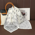 Acessório fashion e versátil em cetim macio, ideal como lenço de pescoço, echarpe, hijab, faixa de cabelo, bandana ou detalhe decorativo em bolsas. Elegância e estilo em qualquer ocasião.