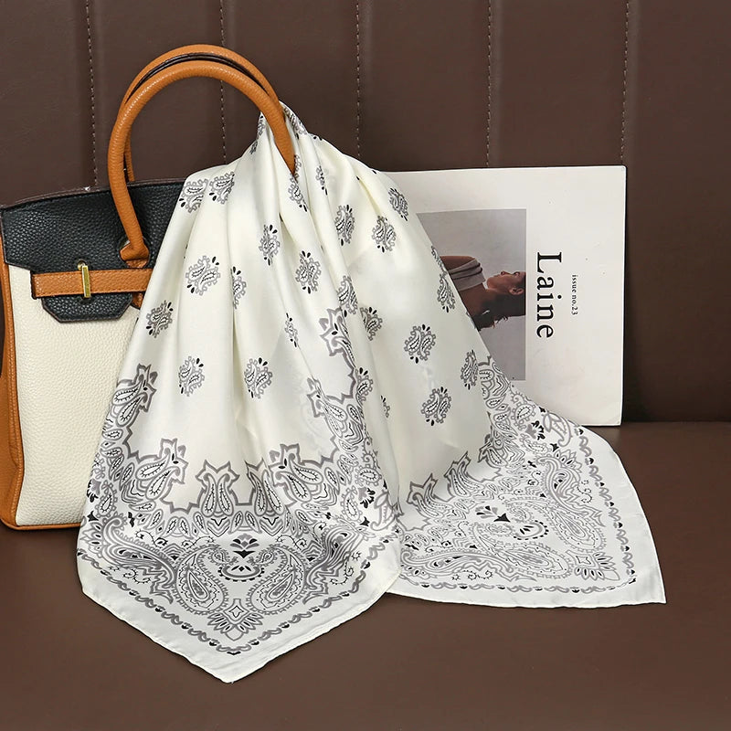 Acessório fashion e versátil em cetim macio, ideal como lenço de pescoço, echarpe, hijab, faixa de cabelo, bandana ou detalhe decorativo em bolsas. Elegância e estilo em qualquer ocasião.