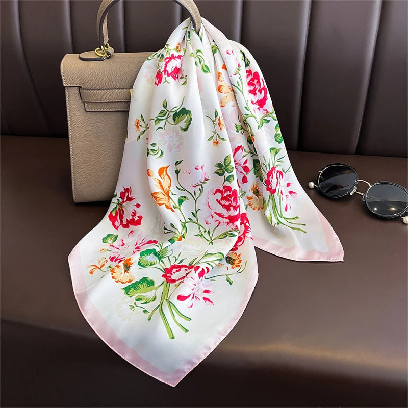 Acessório fashion e versátil em cetim macio, ideal como lenço de pescoço, echarpe, hijab, faixa de cabelo, bandana ou detalhe decorativo em bolsas. Elegância e estilo em qualquer ocasião.