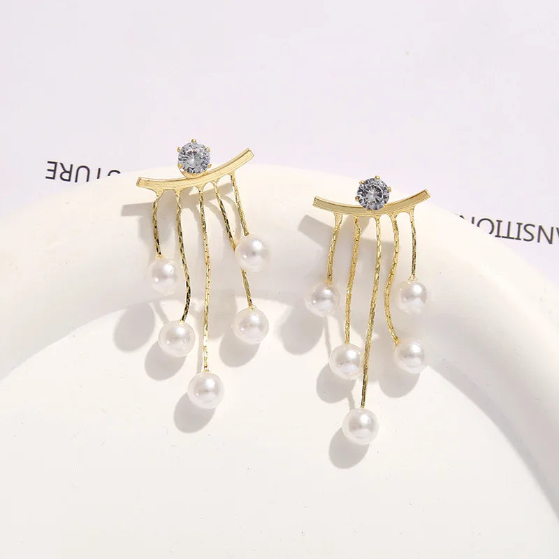 Elegantes brincos femininos com agulha em prata 925, pérolas delicadas e tassel moderno, com detalhes em zircônia. Tendência de moda coreana, perfeitos para complementar looks sofisticados e ocasiões especiais com luxo e brilho.