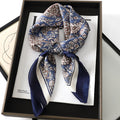 Lenço sofisticado em seda macia, ideal para usar no pescoço, como faixa de cabelo, bandana, hijab de praia, foulard ou acessório de bolsa. Um toque elegante e versátil que transforma qualquer look.