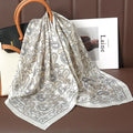 Acessório fashion e versátil em cetim macio, ideal como lenço de pescoço, echarpe, hijab, faixa de cabelo, bandana ou detalhe decorativo em bolsas. Elegância e estilo em qualquer ocasião.