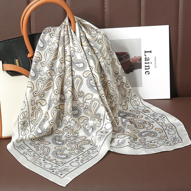 Acessório fashion e versátil em cetim macio, ideal como lenço de pescoço, echarpe, hijab, faixa de cabelo, bandana ou detalhe decorativo em bolsas. Elegância e estilo em qualquer ocasião.