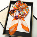 Lenço sofisticado em seda macia, ideal para usar no pescoço, como faixa de cabelo, bandana, hijab de praia, foulard ou acessório de bolsa. Um toque elegante e versátil que transforma qualquer look.