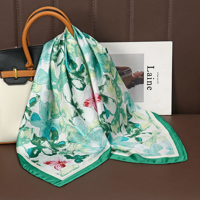 Acessório fashion e versátil em cetim macio, ideal como lenço de pescoço, echarpe, hijab, faixa de cabelo, bandana ou detalhe decorativo em bolsas. Elegância e estilo em qualquer ocasião.