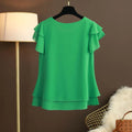 Blusa feminina elegante em chiffon leve com estampa listrada, corte slim fit e mangas longas. Com gola alta e fechamento frontal com botões, é perfeita para looks