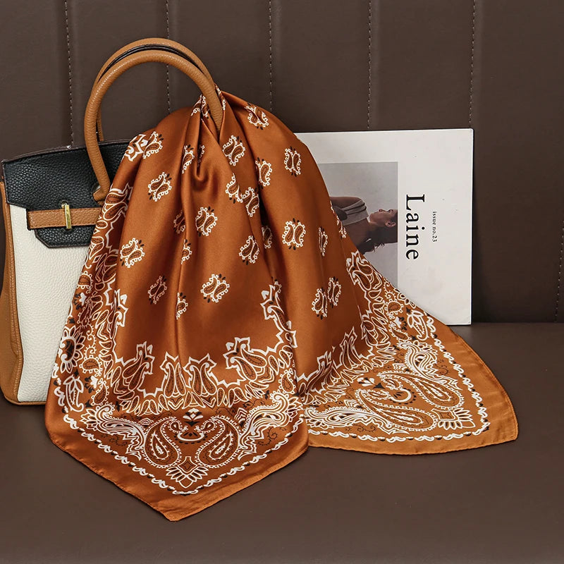 Acessório fashion e versátil em cetim macio, ideal como lenço de pescoço, echarpe, hijab, faixa de cabelo, bandana ou detalhe decorativo em bolsas. Elegância e estilo em qualquer ocasião.