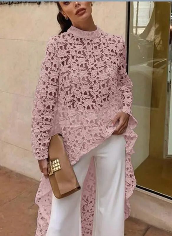 Blusa feminina elegante em renda branca com mangas longas e detalhe transparente em estilo “dovetail”. Perfeita para escritório ou ocasiões sofisticadas, combina charme, feminilidade e conforto em um visual moderno e sexy.