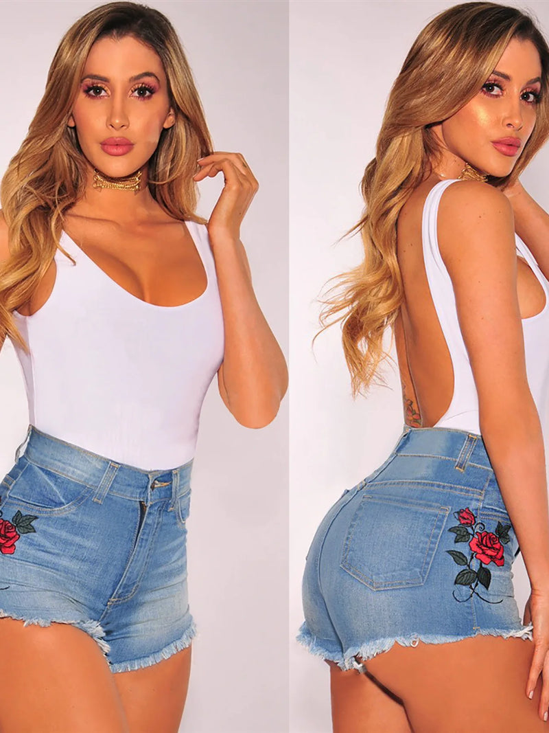 Detalhes bordados exclusivos e acabamento raw edge (barra crua) para um visual moderno e despojado  Modelagem slim fit que valoriza a silhueta feminina  Confeccionado em denim elástico de alta qualidade, confortável e flexível