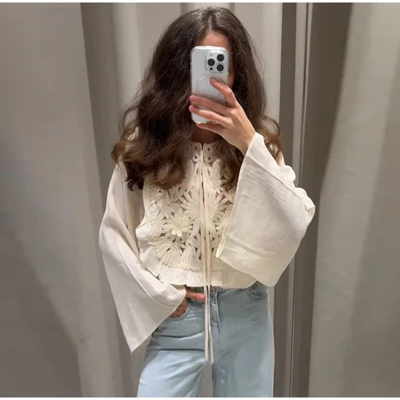 Conjunto Feminino Elegante 2025 – Saia Mini e Blusa com Bordado e Manga Flare