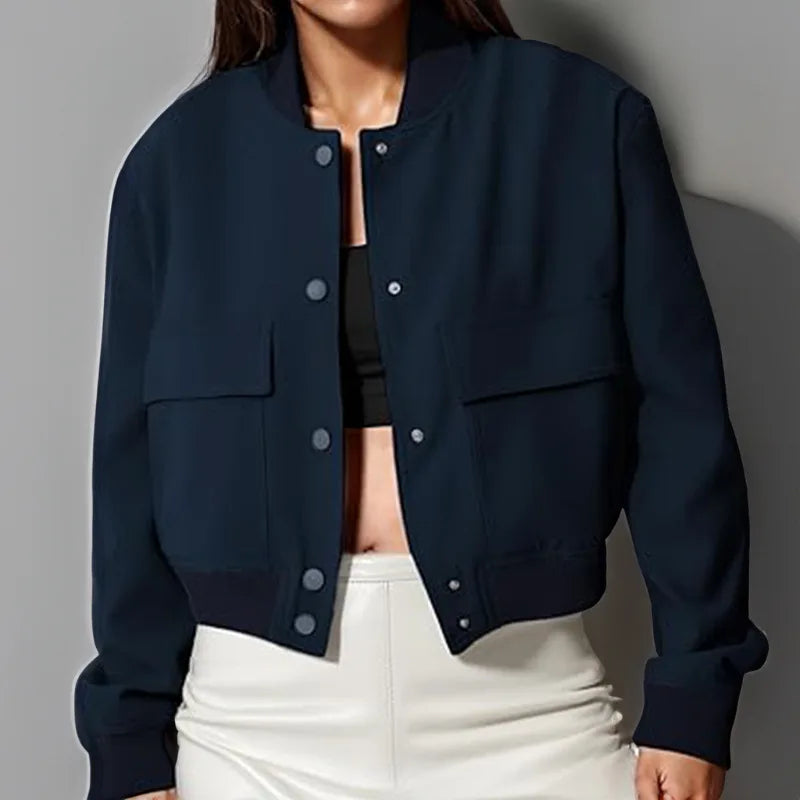 Jaqueta bomber feminina elegante, curta e slim, perfeita para streetwear e looks casuais.