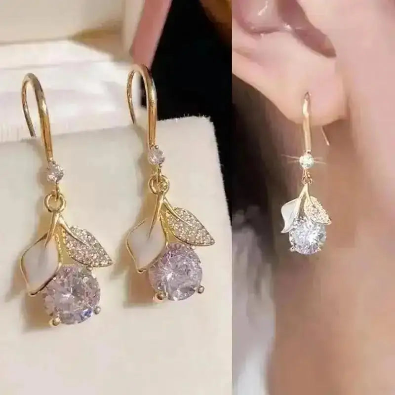 Elegantes brincos femininos com agulha em prata 925, pérolas delicadas e tassel moderno, com detalhes em zircônia. Tendência de moda coreana, perfeitos para complementar looks sofisticados e ocasiões especiais com luxo e brilho.
