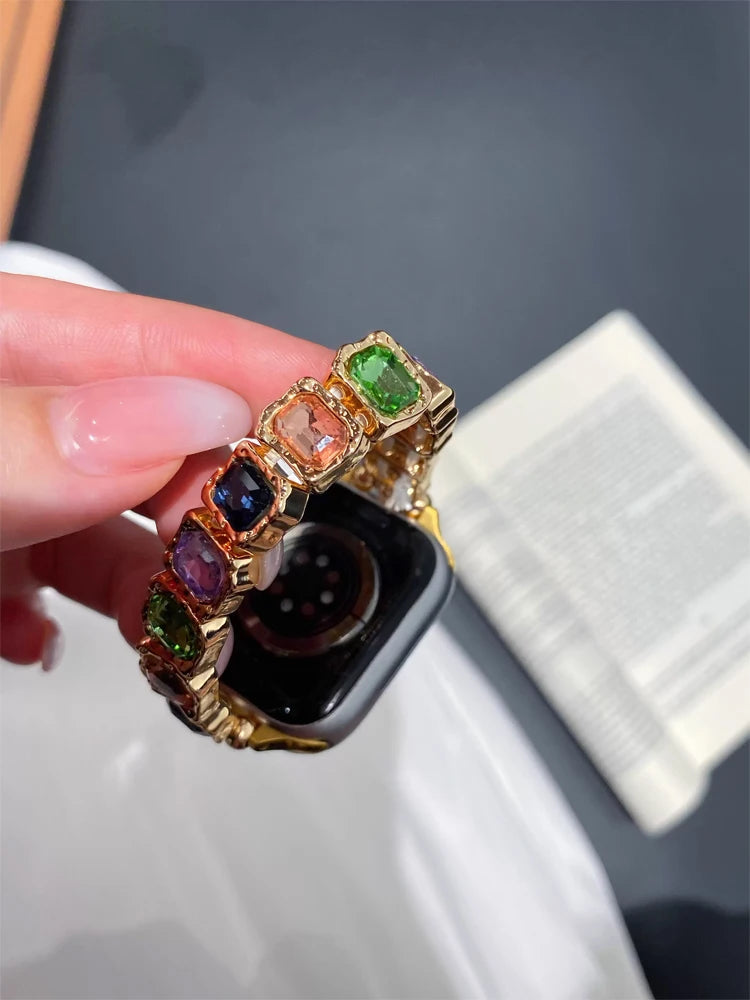 Feita em metal de alta qualidade com detalhes em strass e elasticidade ajustável, proporcionando conforto e estilo. Ideal para transformar seu smartwatch em um acessório sofisticado para uso diário ou eventos especiais.
