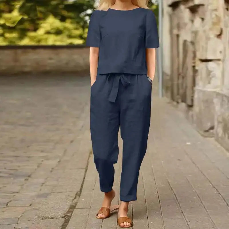 Conjunto elegante e confortável para o verão 2024, composto por blusa de manga curta com decote redondo e calça pantalona com cintura elástica e amarração. Estilo retrô moderno, ideal para looks casuais