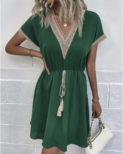 Vestido Feminino – Fashion e Elegante, Primavera e Verão 2025, Manga Curta, Renda, Decote em V, Cintura Marcada, Comprimento Médio.