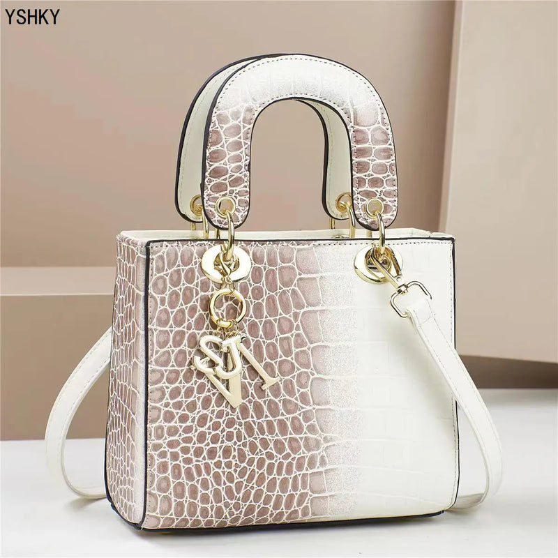 Bolsa feminina elegante e moderna, perfeita para o dia a dia ou eventos especiais. Design luxuoso com opção de uso no ombro ou transversal.