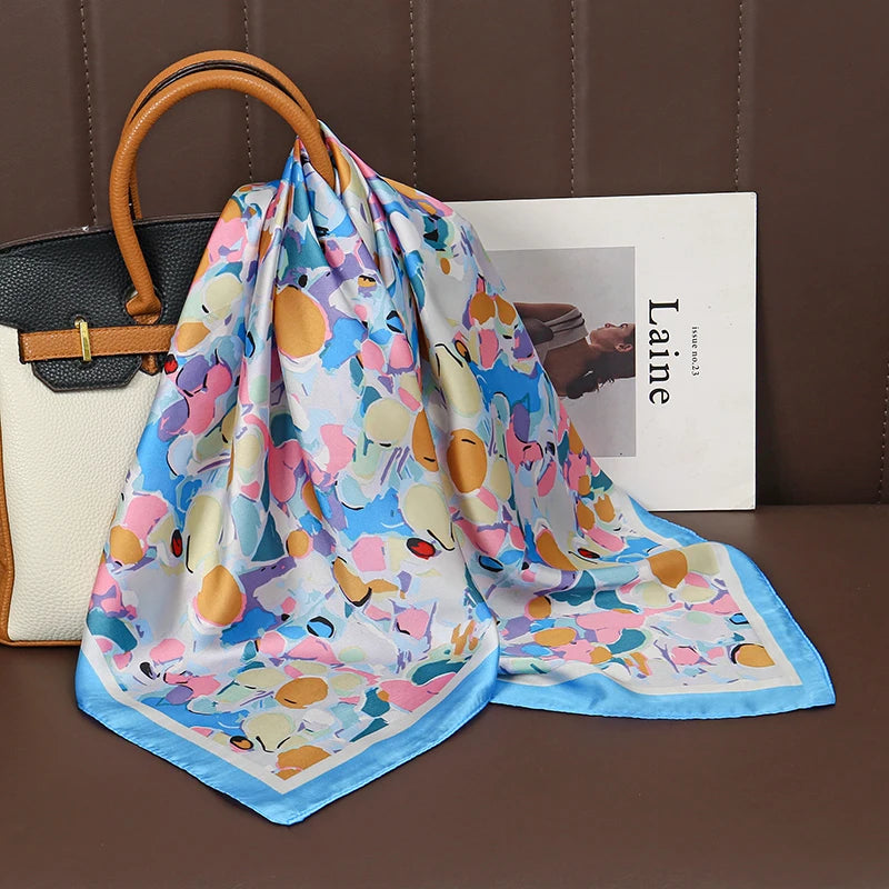 Acessório fashion e versátil em cetim macio, ideal como lenço de pescoço, echarpe, hijab, faixa de cabelo, bandana ou detalhe decorativo em bolsas. Elegância e estilo em qualquer ocasião.