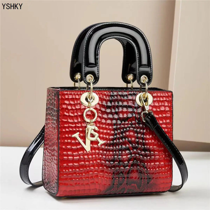 Bolsa feminina elegante e moderna, perfeita para o dia a dia ou eventos especiais. Design luxuoso com opção de uso no ombro ou transversal.