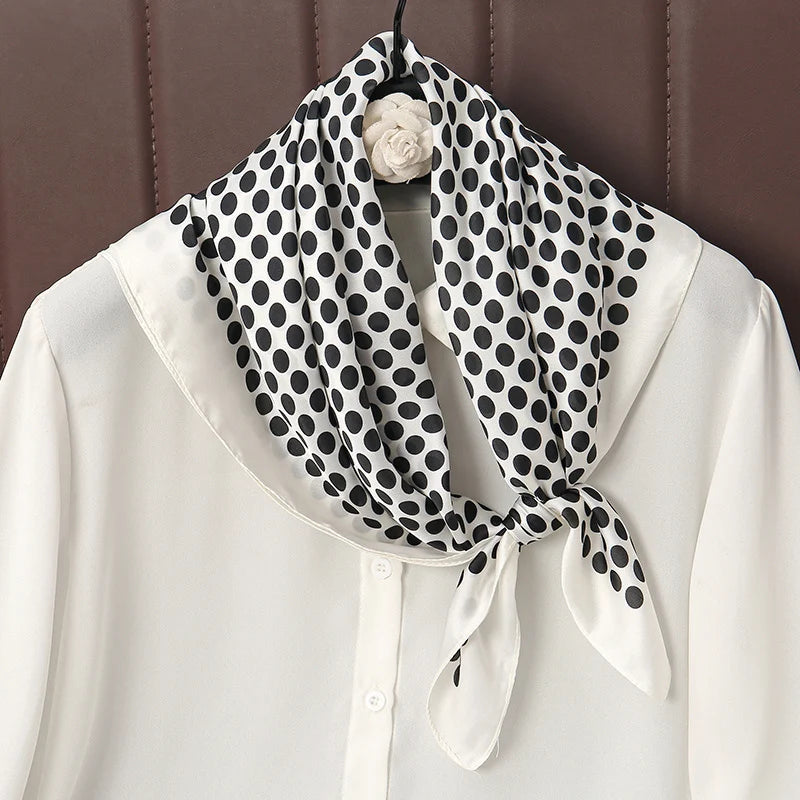 Acessório fashion e versátil em cetim macio, ideal como lenço de pescoço, echarpe, hijab, faixa de cabelo, bandana ou detalhe decorativo em bolsas. Elegância e estilo em qualquer ocasião.