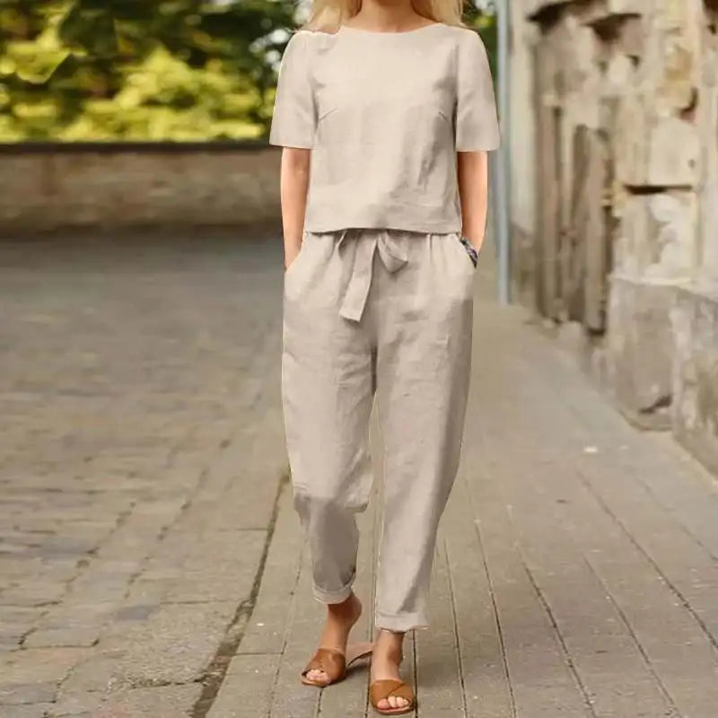 Conjunto elegante e confortável para o verão 2024, composto por blusa de manga curta com decote redondo e calça pantalona com cintura elástica e amarração. Estilo retrô moderno, ideal para looks casuais