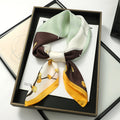 Lenço sofisticado em seda macia, ideal para usar no pescoço, como faixa de cabelo, bandana, hijab de praia, foulard ou acessório de bolsa. Um toque elegante e versátil que transforma qualquer look.