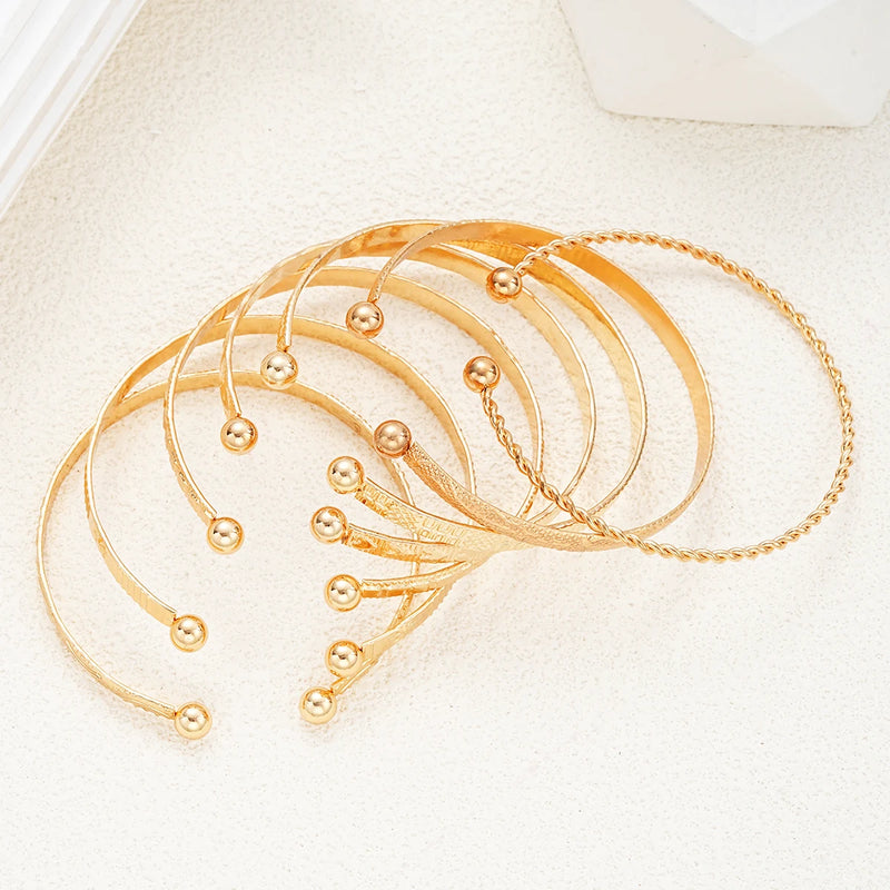 onjunto de 7 Pulseiras Punk Femininas – Douradas com Estampa de Coração, Braceletes Abertos de Metal, Streetwear Goth, Acessórios de Moda 2024