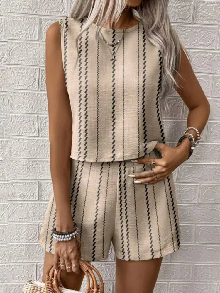Arrase neste verão com este conjunto feminino casual 2 peças. Composto por top regata com decote O e shorts de cintura alta com estampa listrada, ele oferece conforto, leveza e estilo moderno