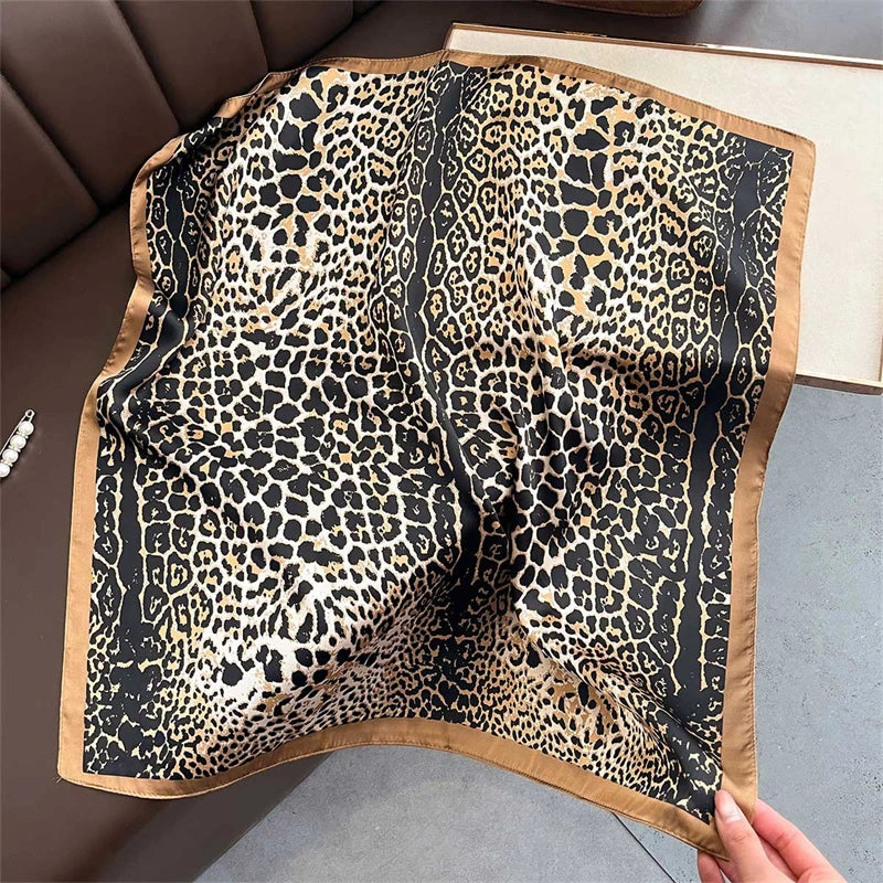 Acessório fashion e versátil em cetim macio, ideal como lenço de pescoço, echarpe, hijab, faixa de cabelo, bandana ou detalhe decorativo em bolsas. Elegância e estilo em qualquer ocasião.
