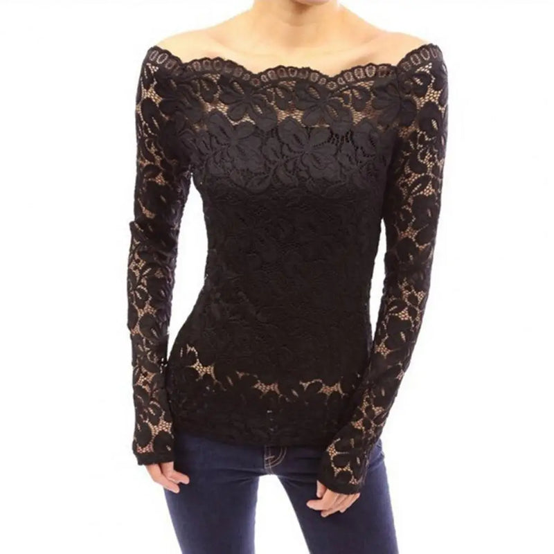 Blusa feminina sofisticada, perfeita para o dia a dia ou para o trabalho. Possui gola assimétrica e detalhes em renda bordada que adicionam um toque elegante