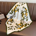 Lenço sofisticado em seda macia, ideal para usar no pescoço, como faixa de cabelo, bandana, hijab de praia, foulard ou acessório de bolsa. Um toque elegante e versátil que transforma qualquer look.
