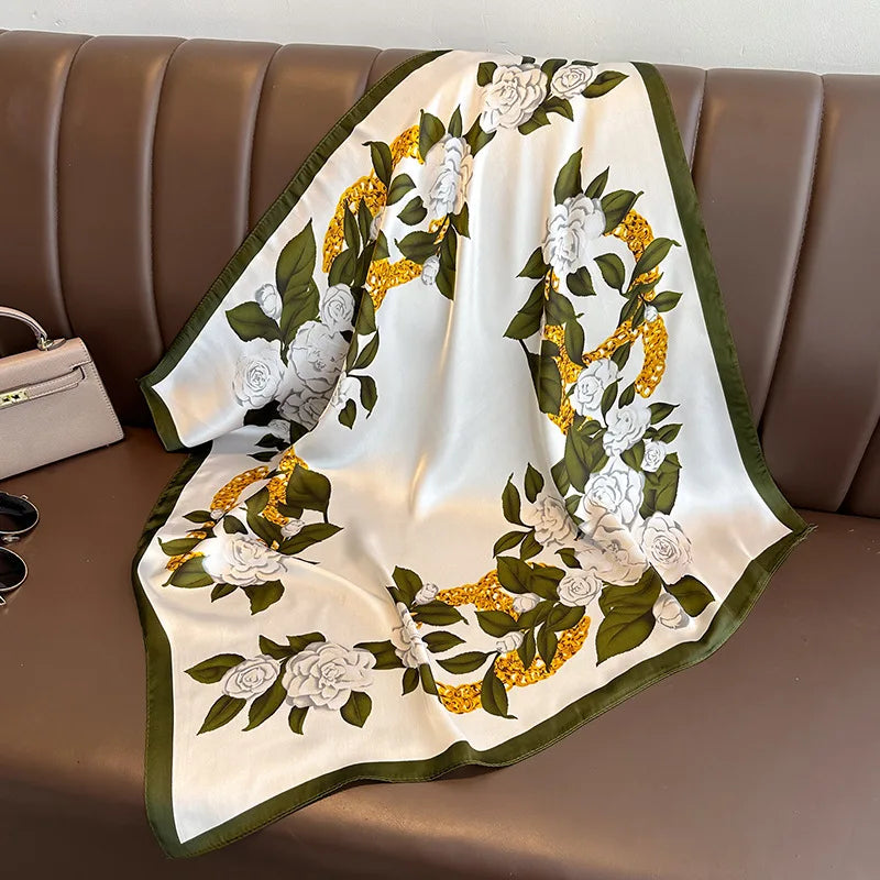 Lenço sofisticado em seda macia, ideal para usar no pescoço, como faixa de cabelo, bandana, hijab de praia, foulard ou acessório de bolsa. Um toque elegante e versátil que transforma qualquer look.
