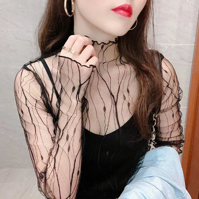 Blusa feminina elegante em renda e tule transparente, com gola alta (turtleneck) e mangas longas. Modelo justo e moderno, perfeito para looks casuais ou para sobreposição em composições sofisticadas