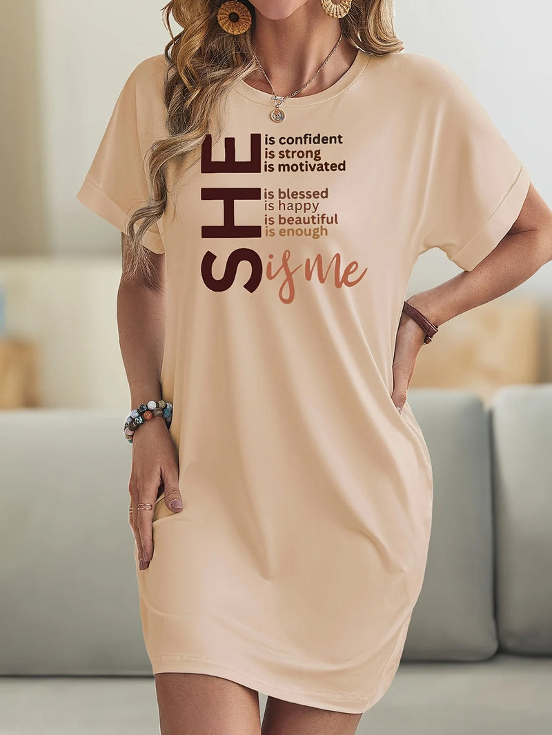 Conforto e estilo se encontram neste vestido casual plus size, perfeito para momentos de lazer ou para usar em casa como camisola confortável. O modelo possui mangas morcego, decote redondo