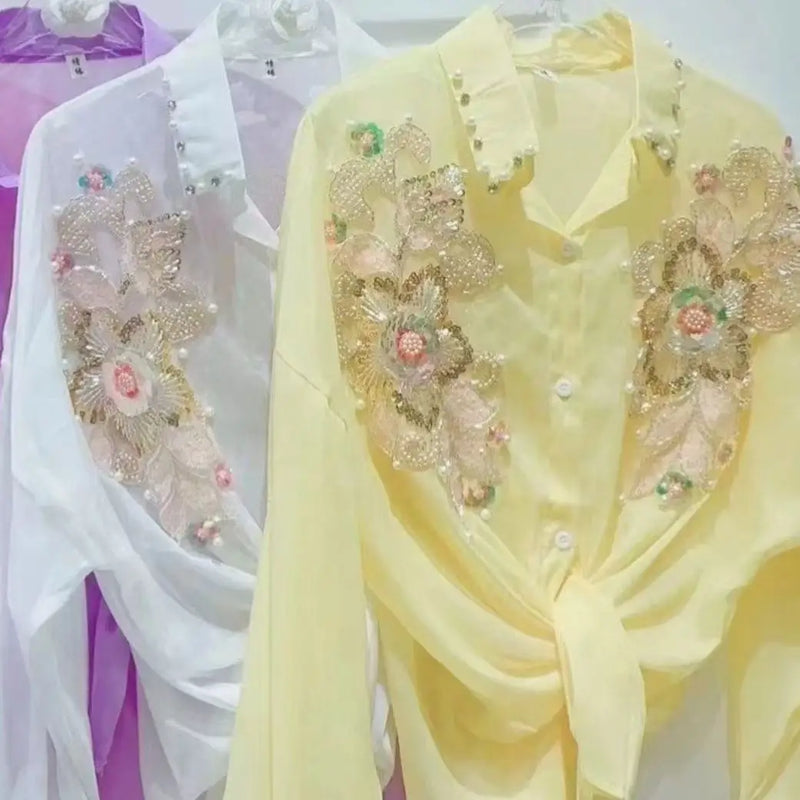 Blusa Feminina de Verão 2026 com Bordado de Flores em Paetês – Manga Longa e Fechamento Simples