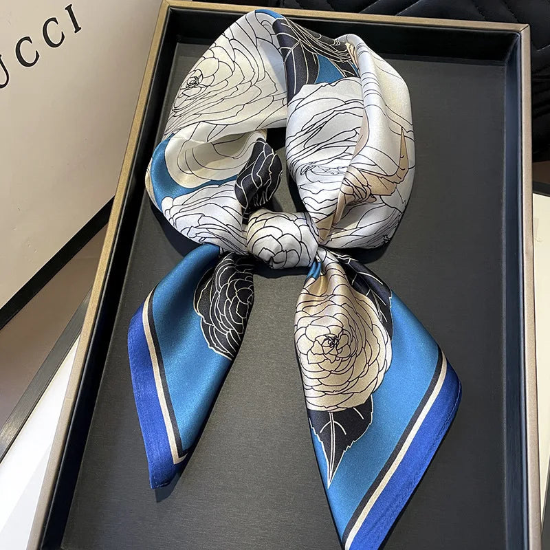 Lenço de Seda Quadrado 70x70cm – Estampa Luxuosa Feminina Lenço fashion em cetim macio, ideal para usar como faixa de cabelo, acessório de pescoço, ou detalhe em bolsas. Elegância e versatilidade em um só acessório.