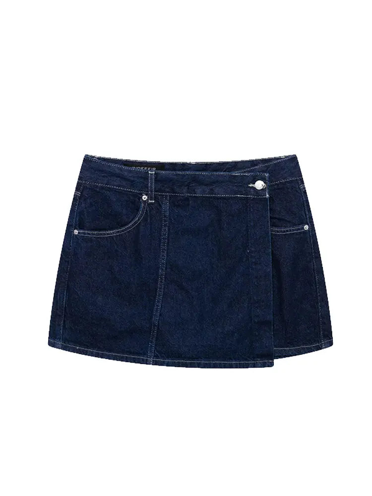 Conjunto feminino de verão 2026 com estilo casual e streetwear. Inclui mini saia, shorts e camisa curta em denim, perfeito para criar looks modernos e confortáveis
